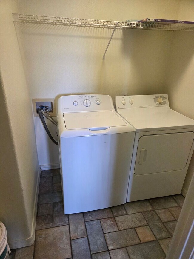 Building Photo - Spacious 2 Bed + 2 Bath Condo | 1,104 Sq Ft | Gas Fireplace | Private Balcony | Natural Light Filled