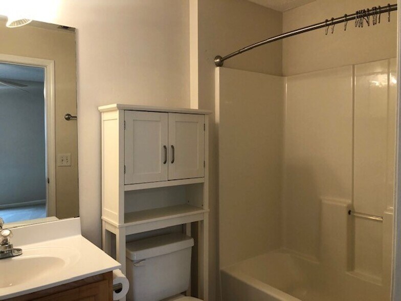 Building Photo - Southern Edge Condo - Close to Campus