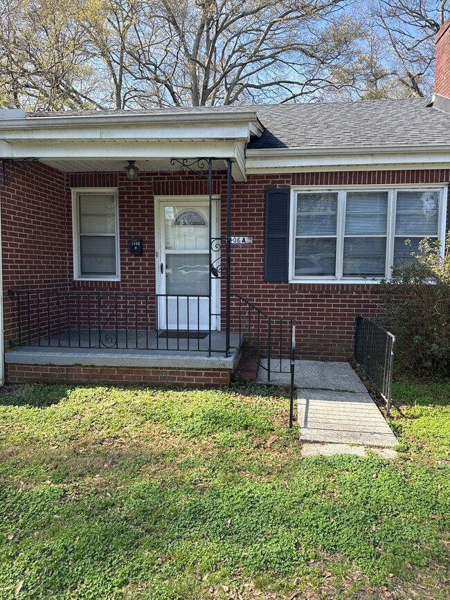 Building Photo - Great Price and location!