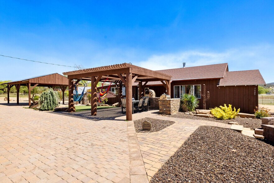 Building Photo - 7625 N Williamson Valley Rd