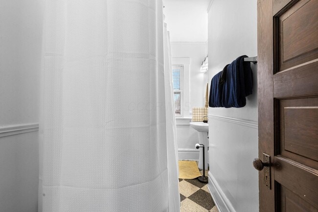 Building Photo - 726 Kerr St