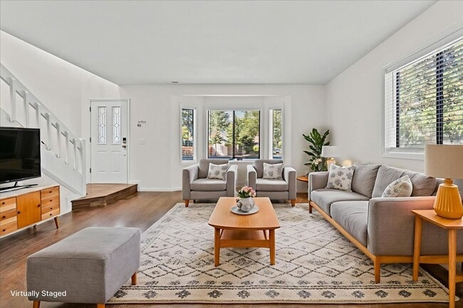 Building Photo - Beautifully Renovated 4-Bedroom, 2-Bath Ho...