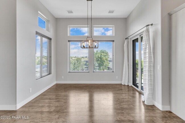 Building Photo - 1584 Majestic Way