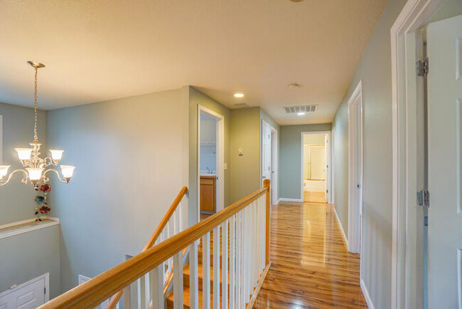 Building Photo - SPACIOUS FIVE BEDROOM HOUSE IN VANCOUVER