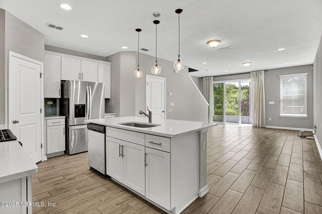 Building Photo - 469 Brandon Lks Dr