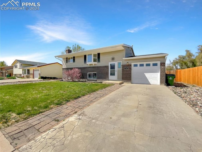 Building Photo - 555 Avenida Del Cielo