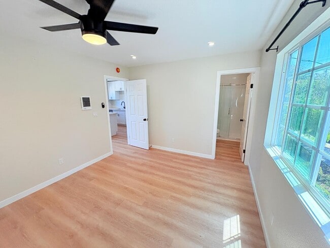 Building Photo - 328 S Weitzel St