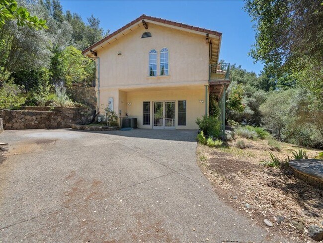 Building Photo - 930 Valley View Dr