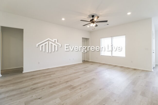 Building Photo - 32 10 Point Ln