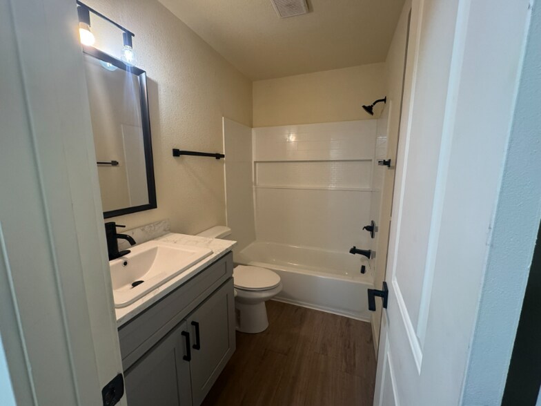 Building Photo - 1624 Banyan Dr
