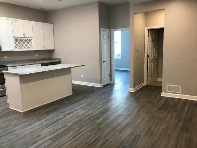 Building Photo - 59 S Lasalle St