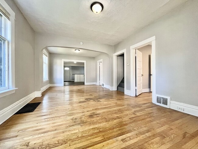 Building Photo - Five Bedroom Home in Muskegon