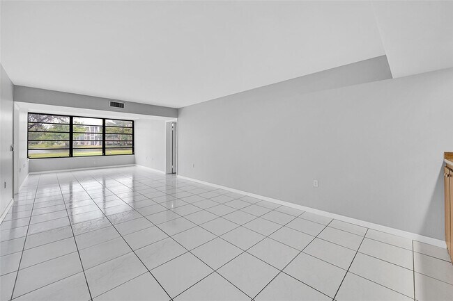 Building Photo - 1713 Whitehall Dr