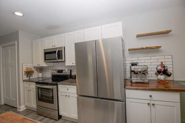 Building Photo - Charming 3-bedroom, 2.5-bath home nestled in the heart of Carthage