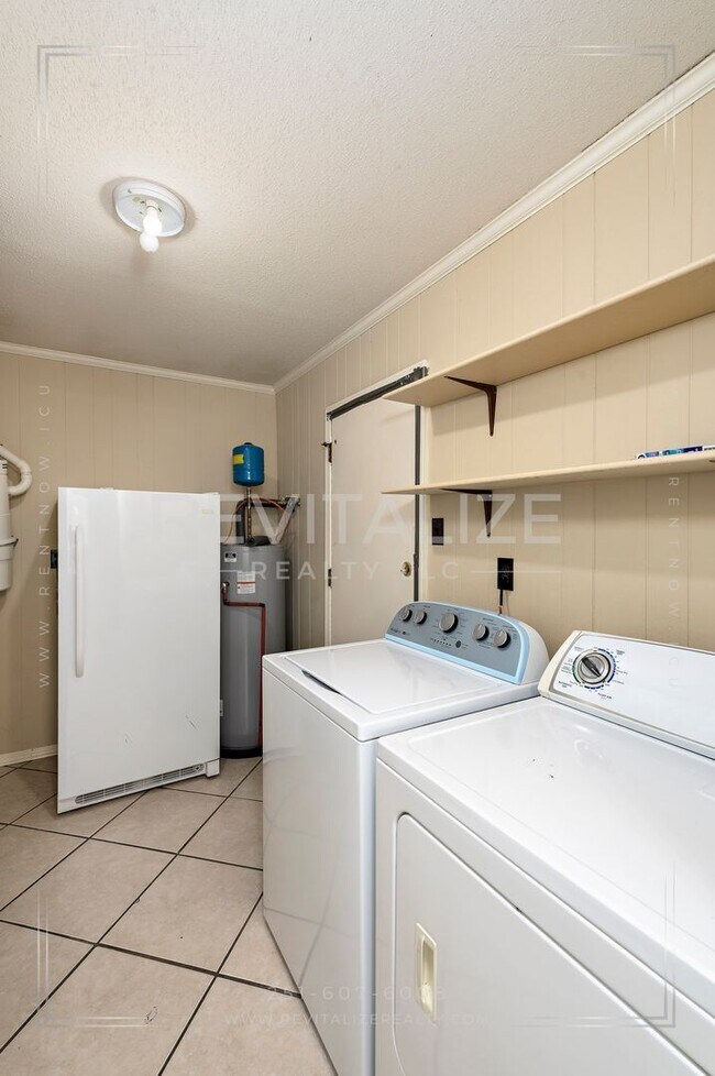 Building Photo - Charming 3 Bed 2 Ba Home Close to Saraland