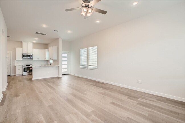 Building Photo - 33110 Willow Hts Ln