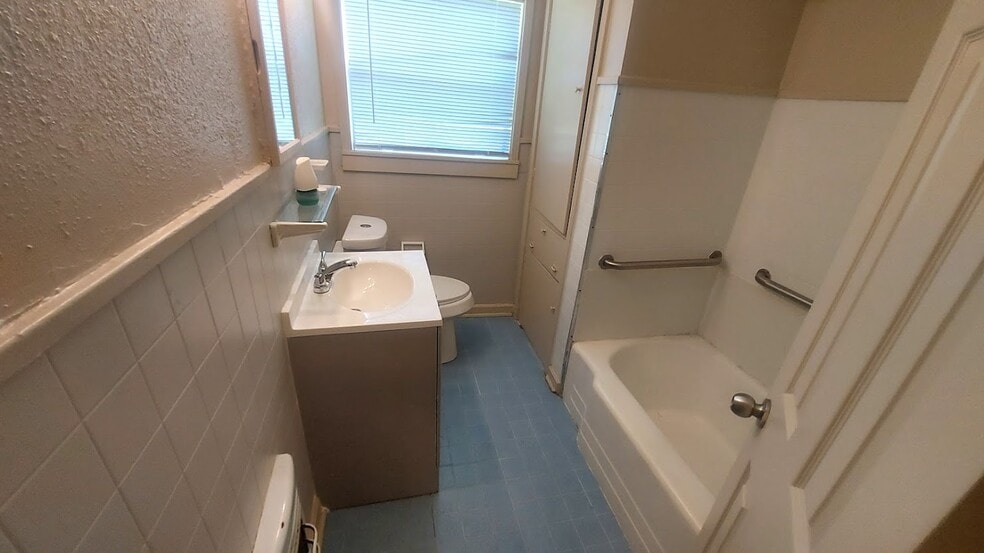 Bathroom View With Tub/Shower - 4824 Carmen St