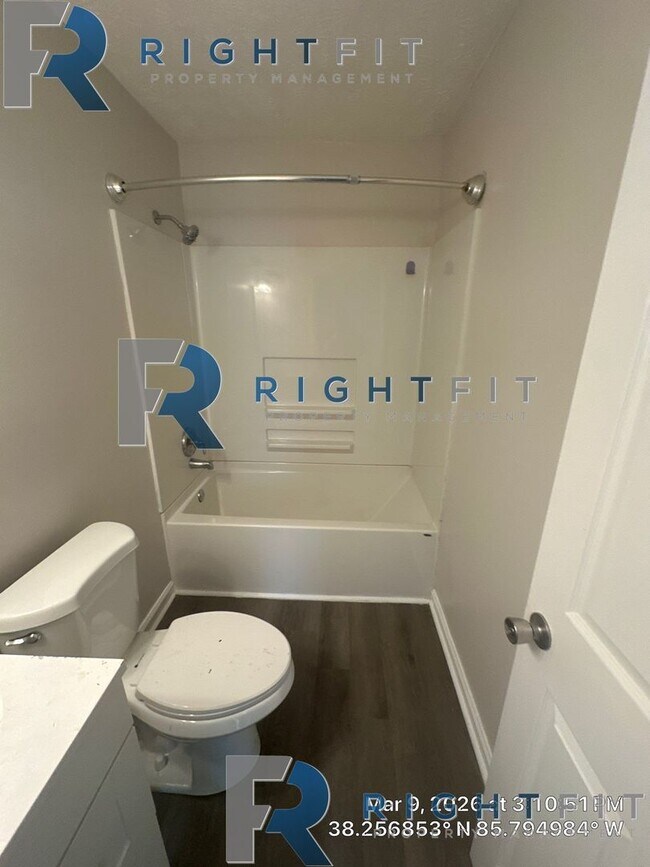 Building Photo - Gorgeous Renovated Home in Louisville