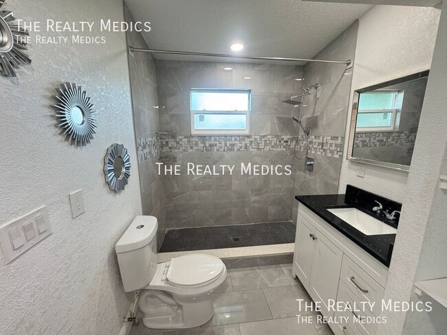 Building Photo - 1102 Egan Dr