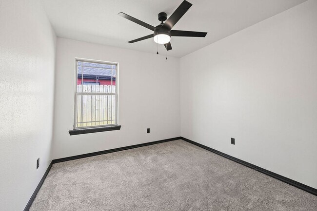 Building Photo - Charming 3-Bed Home in Rogers – Spacious Yard, Modern Comfort, Great Location