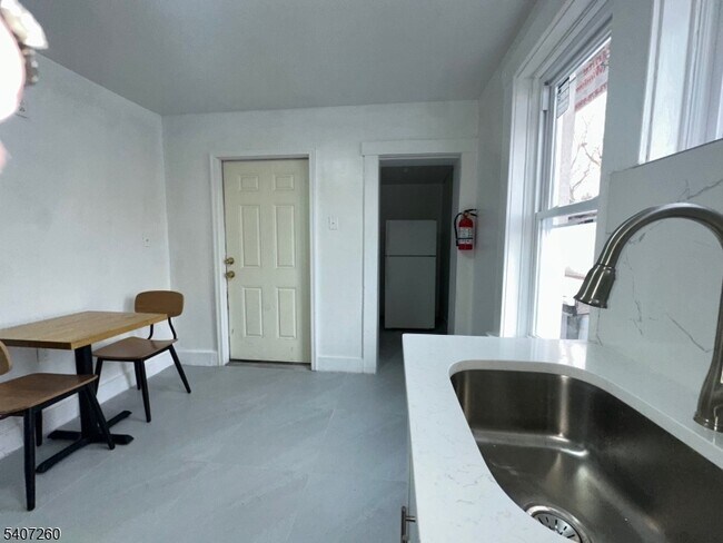 Building Photo - 336 Broad St