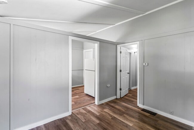 Building Photo - Affordable Comfort in Independence — 1-Bed...