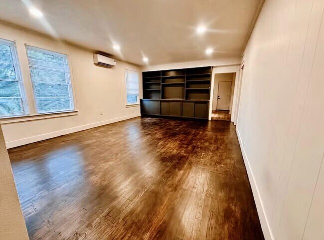 Building Photo - 410 5th St S