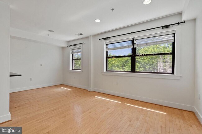 Building Photo - 1524 Independence Ave SE