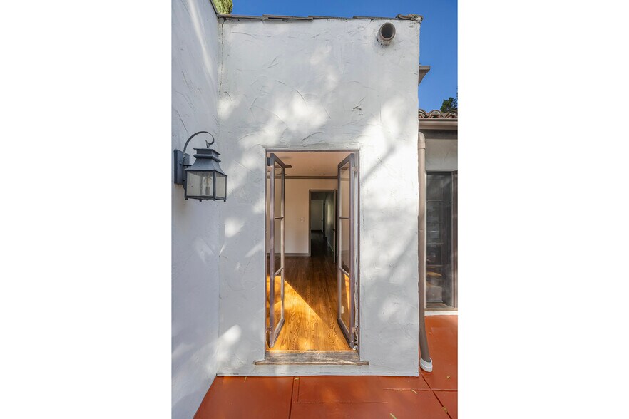 Building Photo - 1169 S Sierra Bonita Ave