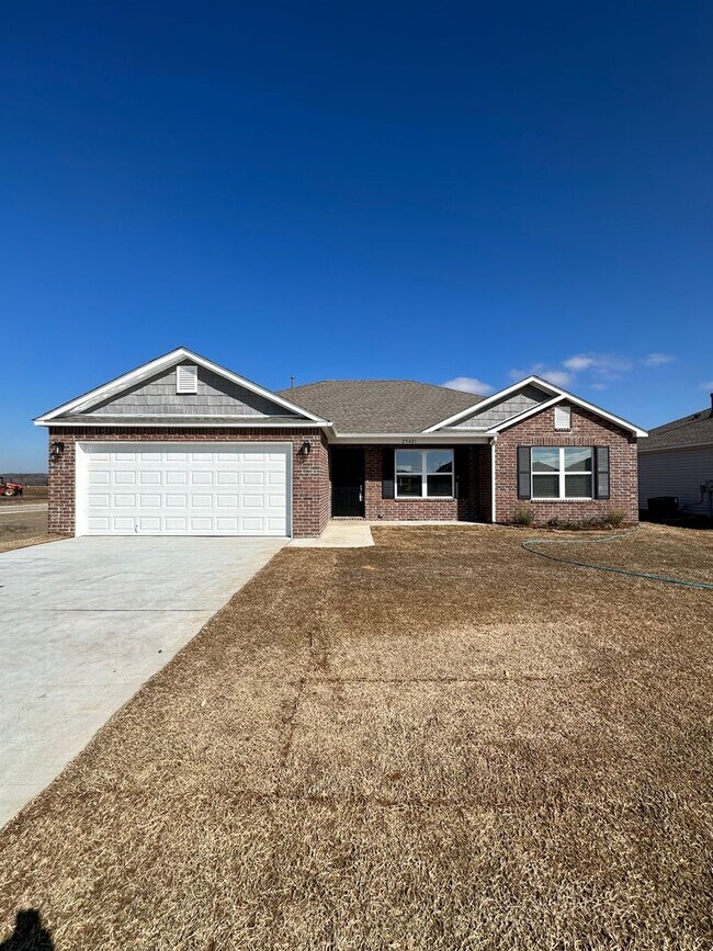 Building Photo - Three Bedroom | Two Bathroom Home in Broke...