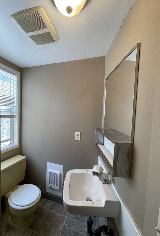 Building Photo - Spacious 3-Bedroom, 1.5-Bathroom Apartment in NW Portland