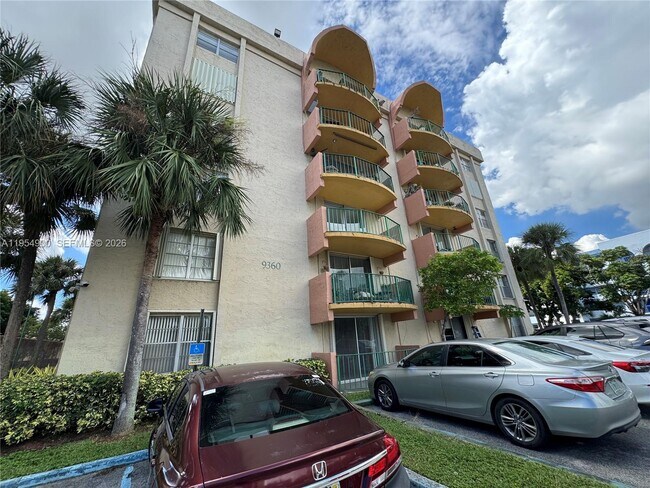 Building Photo - 9360 Fontainebleau Blvd