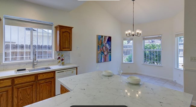 Building Photo - 2684 E Kelso Ave