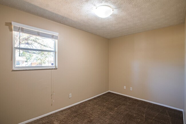 Building Photo - Great Rental in Heritage South!