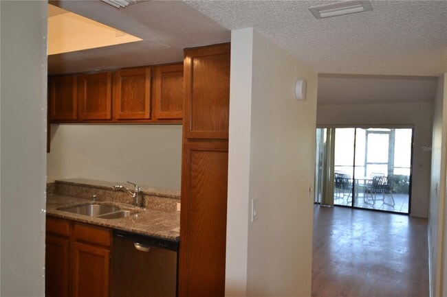 Building Photo - 209 Woodlake Wynde