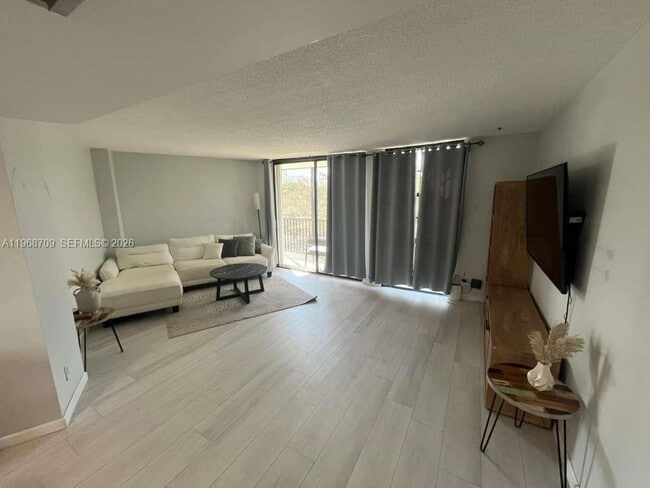 Building Photo - 3475 N Country Club Dr