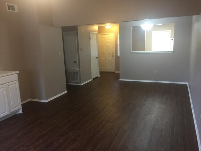 Building Photo - 2800 Longmire Dr