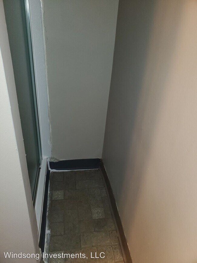 Building Photo - 19 W 5th Ave