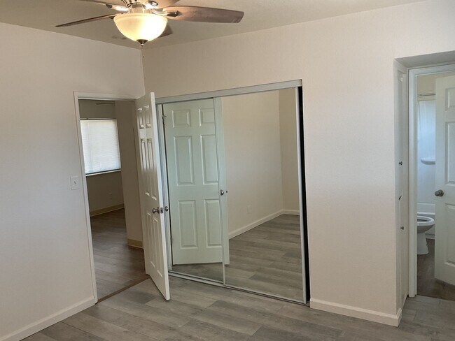 Building Photo - 5519 Paloma Ave