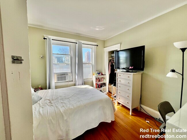 Building Photo - 8 Perkins St