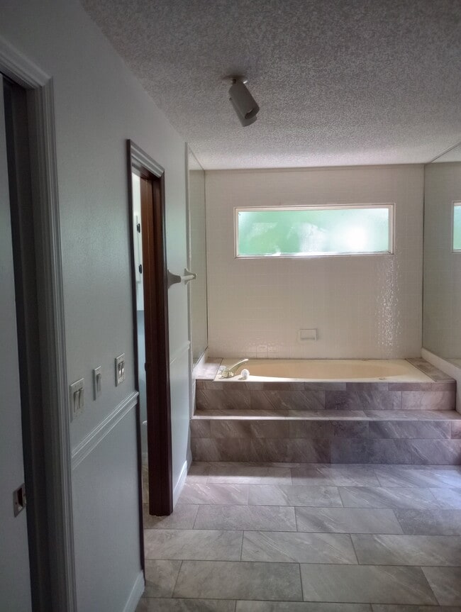 Building Photo - 2063 Penncrest Ct