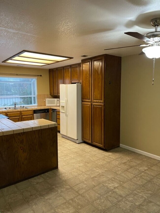 Building Photo - Beautiful Bottom Floor Unit in Ridgecrest Condos! Month to Month Lease!