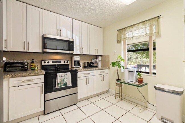 Building Photo - 3868 Carambola Cir N