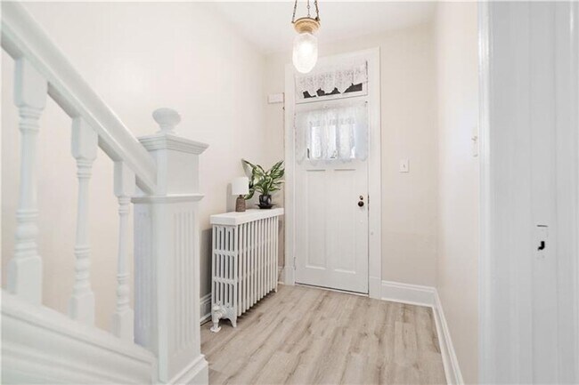 Building Photo - 3 bedroom 1 bath - What a View! - 3-bedroo...