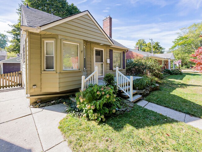 Building Photo - Charming Colonial in the Heart of Grosse P...