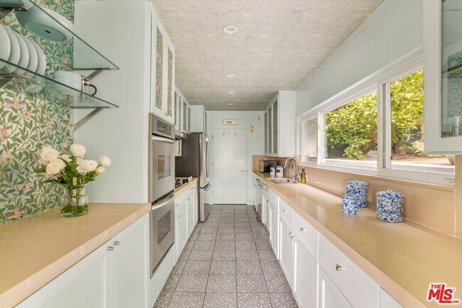 Building Photo - 1588 N Doheny Dr