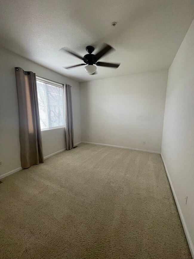 Building Photo - Spacious 3 Bed, 2.5 Bath Townhome in Rigden Farm! Unit E!