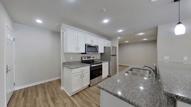 Building Photo - Condo Style Upper 3 Bedroom 2 Bathroom plus Den Apartment