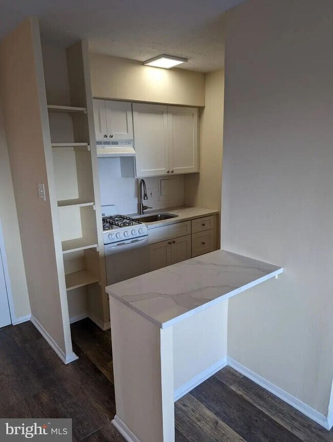 Building Photo - Available Now - High-Floor 1-Bedroom Condo at RiverWest in Center City