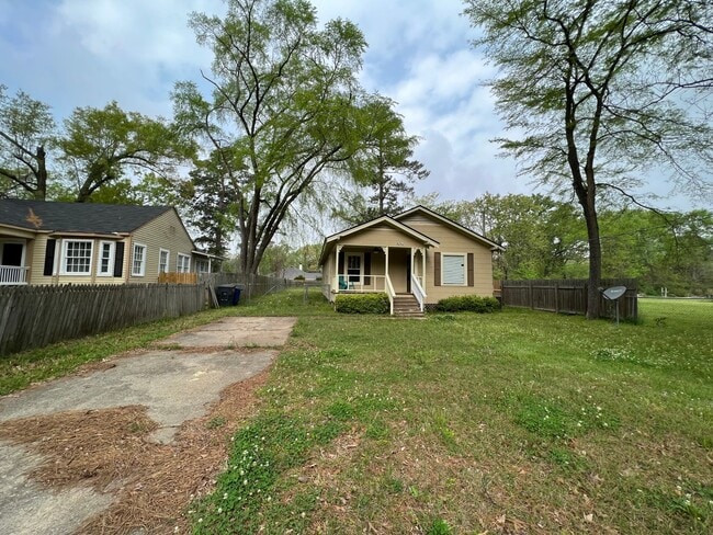 Building Photo - Large lot....